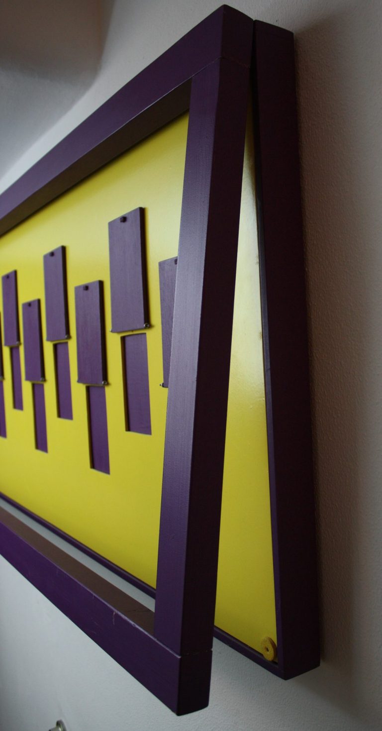 Cadre violet avec des formes géométriques, sur fond jaune.