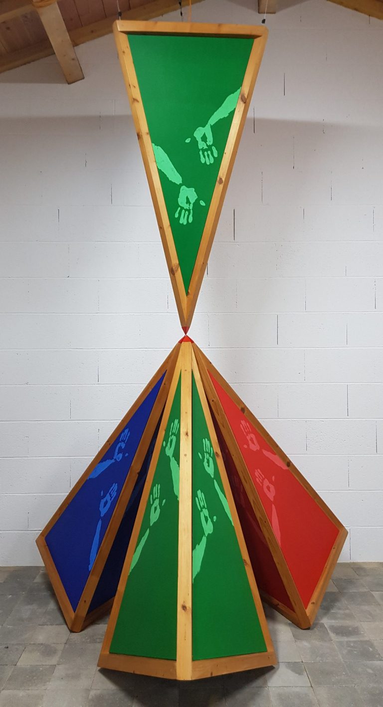 Pyramide colorée avec trois faces vertes, rouges et bleues, en bois.