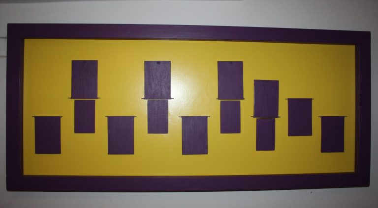 Panneau rectangulaire jaune avec des rectangles violets disposés de manière asymétrique.