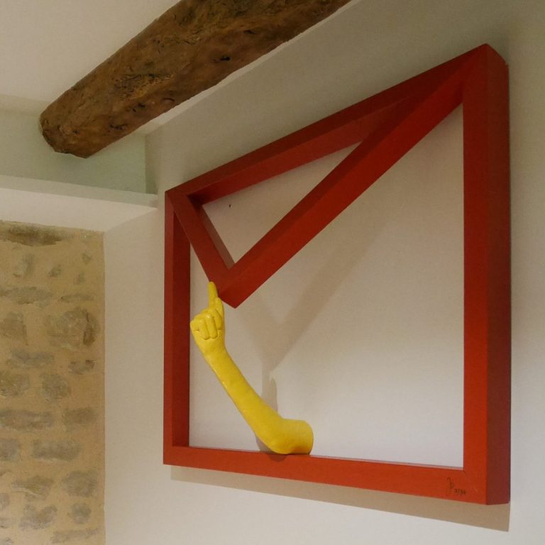 Une œuvre d'art représentant une enveloppe avec un bras jaune sortant d'un cadre rouge.