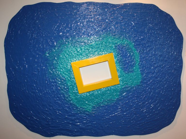 Fond bleu avec une forme irrégulière et un cadre jaune vide au centre.